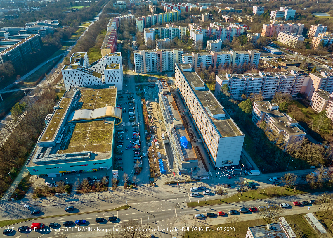 07.02.2023 - Luftbilder von der Montessori Schule im Plettzentrum Neuperlach